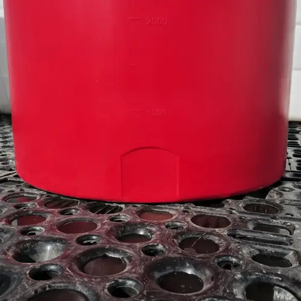 Емкость TOR 5000л КАС с откидной крышкой красная