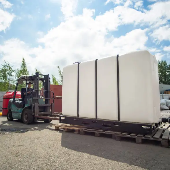 Емкость KR 4000л с 1 патрубком 63 мм белая в обрешетке (полный слив)