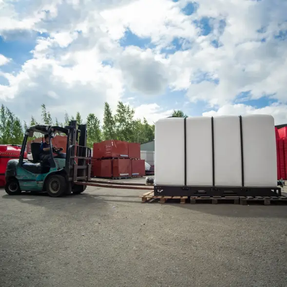 Емкость KR 4000л с 1 патрубком 63 мм белая в обрешетке (полный слив)