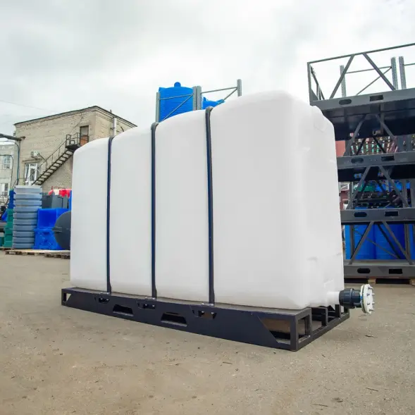 Емкость KR 4000л с 1 патрубком 63 мм белая с откидной крышкой в обрешетке (полный слив)