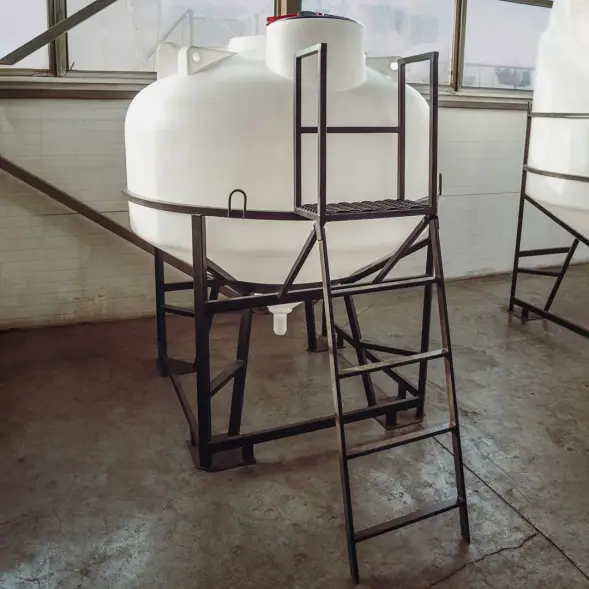 Емкость ЦКТ 3000 л с патрубком 90мм с фланцем белая в обрешетке с лестницей