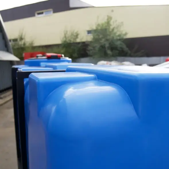 Емкость ST 2000л с патрубками 100мм в синяя обрешетке