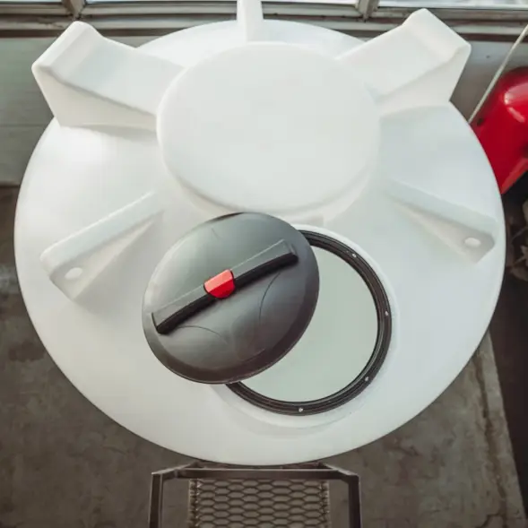 Емкость ЦКТ 5000 л с патрубком 110мм белая в обрешетке с лестницей