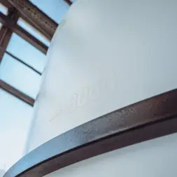 Емкость ЦКТ 5000 л с патрубком 110мм белая в обрешетке с лестницей