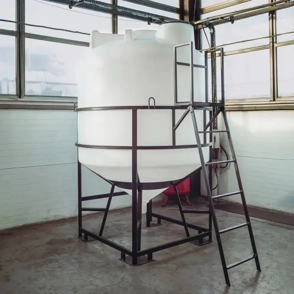 Емкость ЦКТ 5000 л с патрубком 160мм под плотность до 1,2 г/см3 белая в обрешетке с лестницей