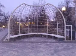 Скамейка стальная «Радиус» на бетонных опорах без спинки 3,65 м