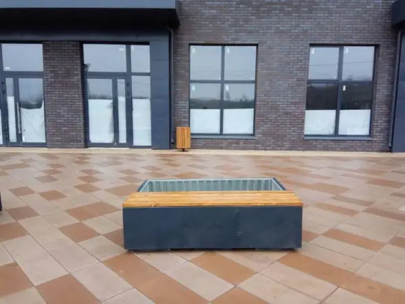 Цветочница с лавочкой «Испанский квартал»