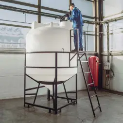 Емкость ЦКТ 5000 л с патрубком 160мм с фланцем белая в обрешетке с лестницей