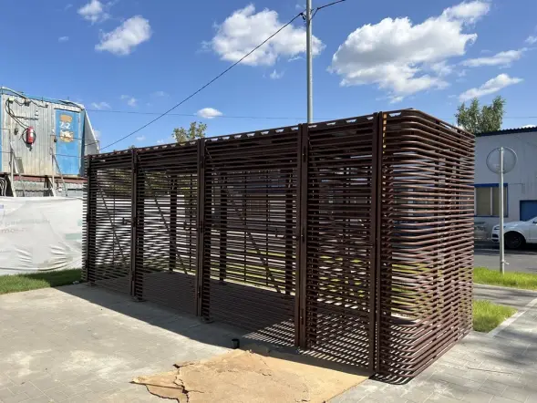 Контейнерная площадка для ТБО «МАФ - 6» с хозблоком 8,8 м (5 контейнеров)