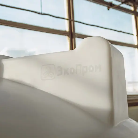 Емкость ЦКТ 5000 л с патрубком 90мм под плотность до 1,2 г/см3 белая в обрешетке с лестницей