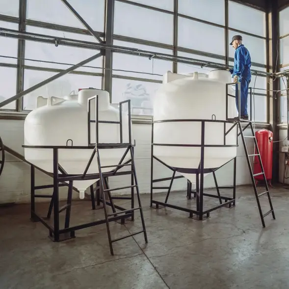 Емкость ЦКТ 3000 л с патрубком 110мм под плотность до 1,2 г/см³ белая в обрешетке