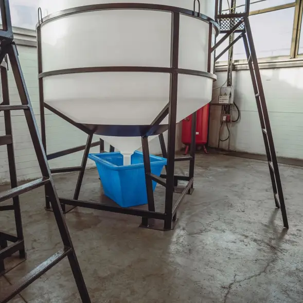 Емкость ЦКТ 5000л с патрубком 90мм белая в обрешетке