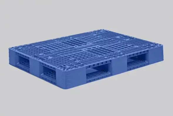 Пластиковый паллет 1200x1000x150 перфорированный на шести полозьях