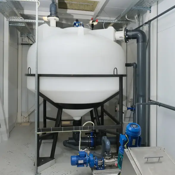 Емкость ЦКТ 3000 л с патрубком 90мм с фланцем под плотность до 1,5 г/см3 белая в обрешетке с лестницей