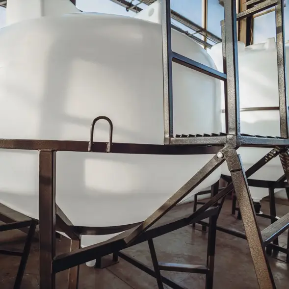 Емкость ЦКТ 3000 л с патрубком 90мм с фланцем под плотность до 1,5 г/см3 белая в обрешетке с лестницей