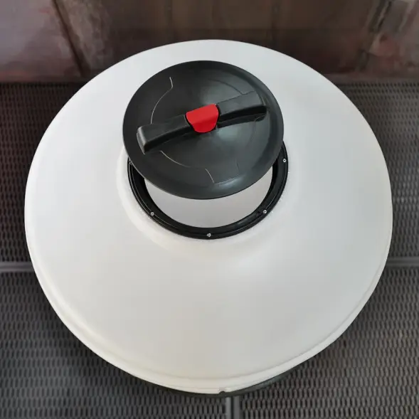 Емкость ФМ 500 л под плотность до 1,5 г/см3 белая в обрешетке