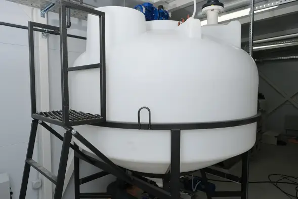 Емкость ЦКТ 3000 л с патрубком 110мм белая в обрешетке с лестницей