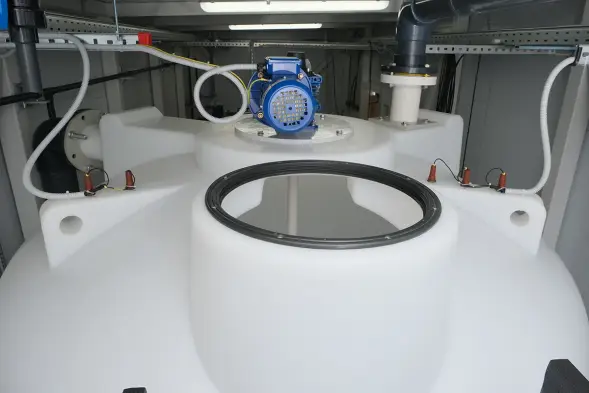 Емкость ЦКТ 3000 л с патрубком 110мм под плотность до 1,2 г/см3 белая в обрешетке с лестницей