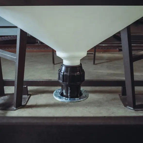 Емкость ЦКТ 3000 л с патрубком 110мм под плотность до 1,5 г/см3 белая в обрешетке с лестницей