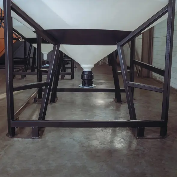 Емкость ЦКТ 3000 л с патрубком 160мм под плотность до 1,5 г/см3 белая в обрешетке с лестницей